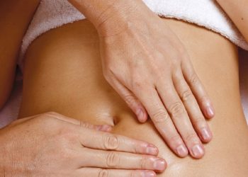 ماساژ شکمی برای درمان یبوست