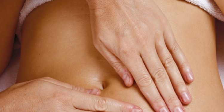 ماساژ شکمی برای درمان یبوست
