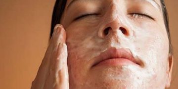 چگونه بعد از اصلاح صورت جوش نزنیم؟