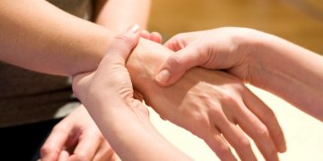 آموزش ماساژ دست با 2 روش کاربردی و آسان