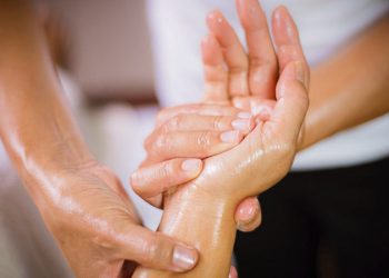 ماساژ کف دست و فواید شگفت‌انگیز آن