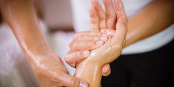 ماساژ کف دست و فواید شگفت‌انگیز آن