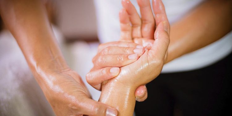 ماساژ کف دست و فواید شگفت‌انگیز آن