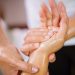 ماساژ کف دست و فواید شگفت‌انگیز آن