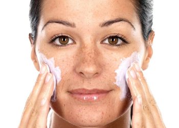 فواید و مضرات جوش شیرین برای پوست و مو