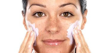 فواید و مضرات جوش شیرین برای پوست و مو