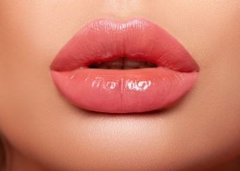 چگونه لب‌هایی صورتی، نرم و جذاب داشته باشیم؟