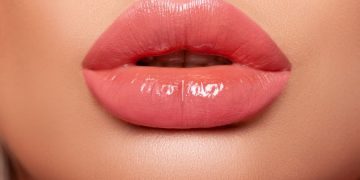 چگونه لب‌هایی صورتی، نرم و جذاب داشته باشیم؟
