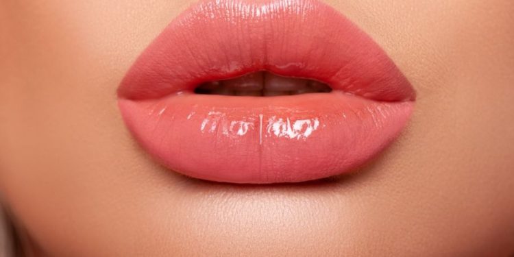 چگونه لبهایی صورتی، نرم و جذاب داشته باشیم؟