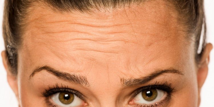 رفع چین و چروک پیشانی با ماساژ: روشی طبیعی برای جوان‌سازی پوست