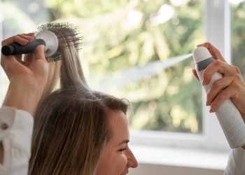 راهنمای جامع چسب مو: انواع، مزایا، معایب و نحوه استفاده