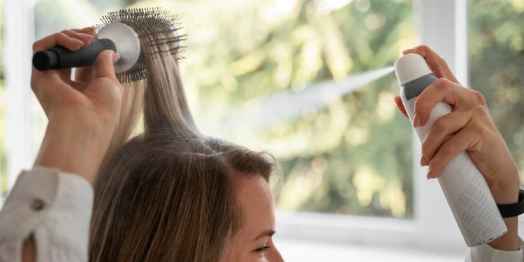 راهنمای جامع چسب مو: انواع، مزایا، معایب و نحوه استفاده