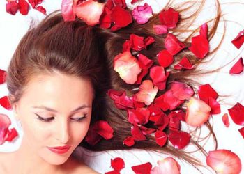 خواص شگفتانگیز گلاب برای مو و روشهای استفاده از آن