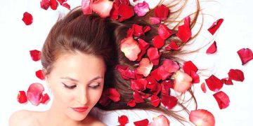 خواص شگفت‌انگیز گلاب برای مو و روش‌های استفاده از آن 