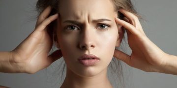 تأثیرات مخرب استرس روی پوست و مو: از آکنه تا پیری زودرس