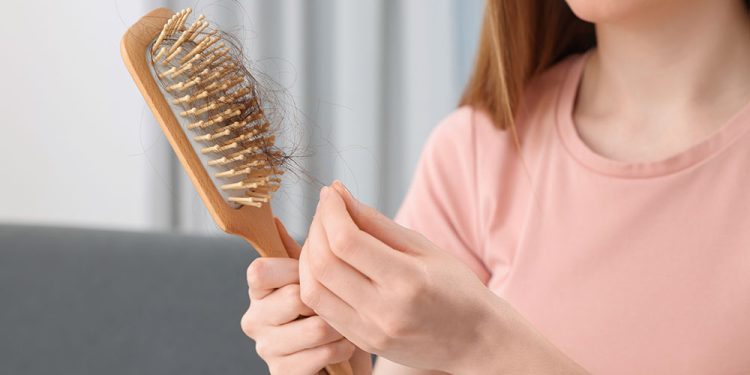 تأثیر استرس بر ریزش مو و راه‌های مؤثر برای درمان آن