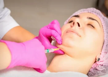لیپوساکشن غبغب: راهکاری مؤثر برای رفع چربی زیر چانه