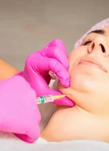 لیپوساکشن غبغب: راهکاری مؤثر برای رفع چربی زیر چانه