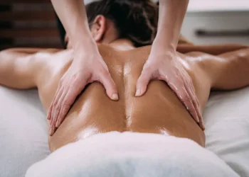ماساژ؛ راهکاری مؤثر برای تسکین کمر درد