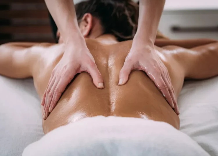 ماساژ؛ راهکاری مؤثر برای تسکین کمر درد